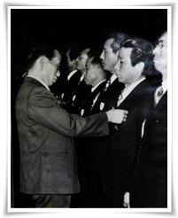 표창받는 박재을 사장
